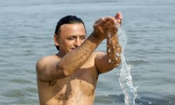 Akhilesh takes holy dip in Sangam, takes resolve for harmony and peace