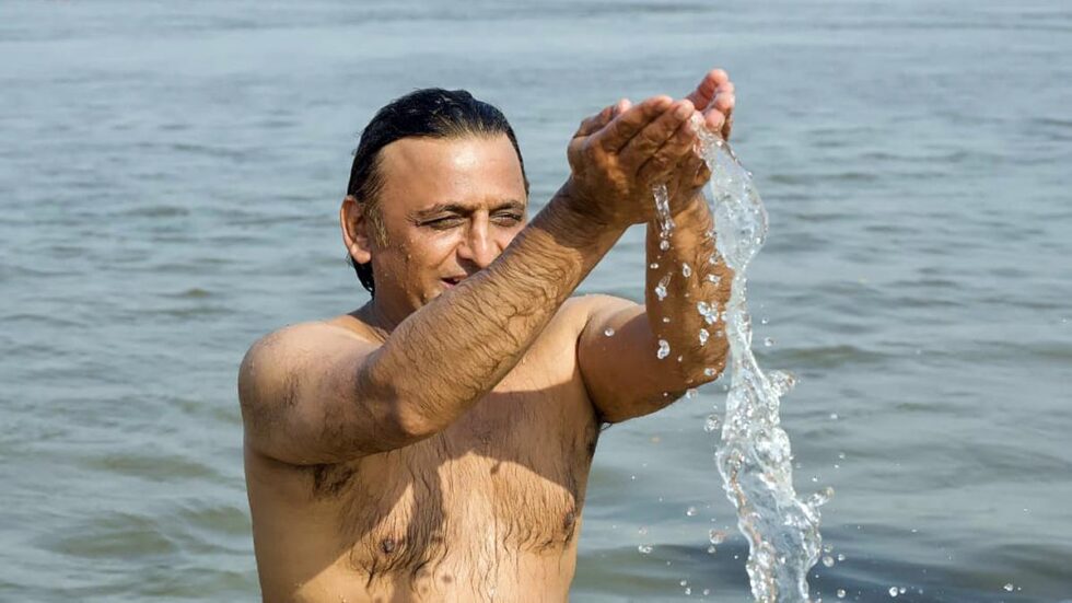 Akhilesh takes holy dip in Sangam, takes resolve for harmony and peace