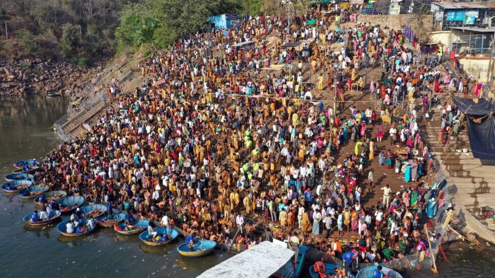 Devotees throng Srisailam on occasion of Maha Sivaratri