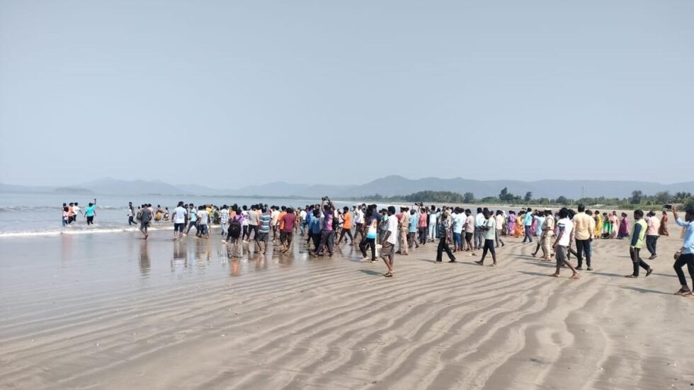 Fishermen, women jump into sea to oppose Keni commercial port in Karnataka